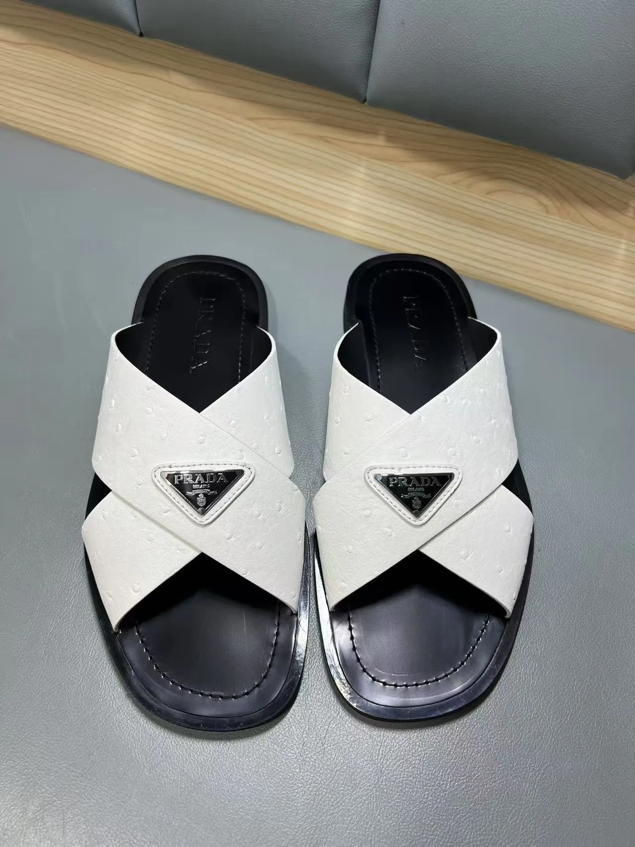 340💰PRADA Prada’s latest slippers are synchronized with the official website. This slipper is made of the brand’s unique and iconic Saffiano leather. The brand logo jumps out from the double straps, and the brand style is clearly visible. Cowhide gives men elegant charm and functional design, making it an ideal choice for vacation and leisure. Size:38-45